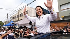 Archivo. La candidata Keiko Fujimori, de Fuerza Popular, saluda con la mano tras votar en la segunda vuelta de las elecciones presidenciales en Lima, Perú, 7 de junio de 2026.