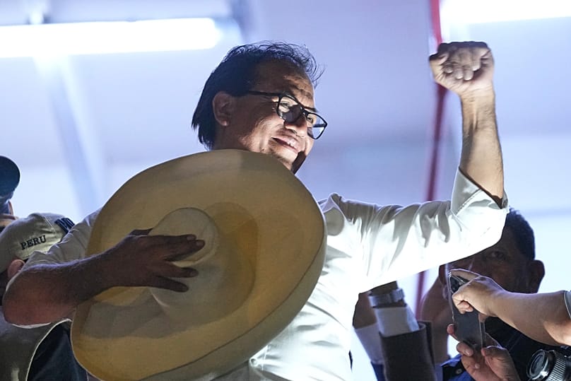 Roberto Sánchez, candidato de Juntos por Perú,  en el balcón de su sede en la segunda vuelta de las elecciones presidenciales. Lima, Perú, domingo 7 de junio de 2026.