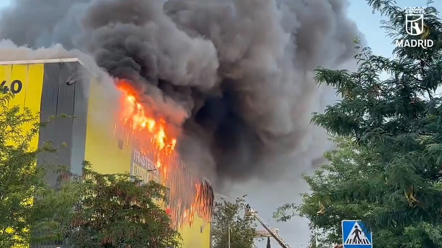 Fuego en una nave de Villaverde. 