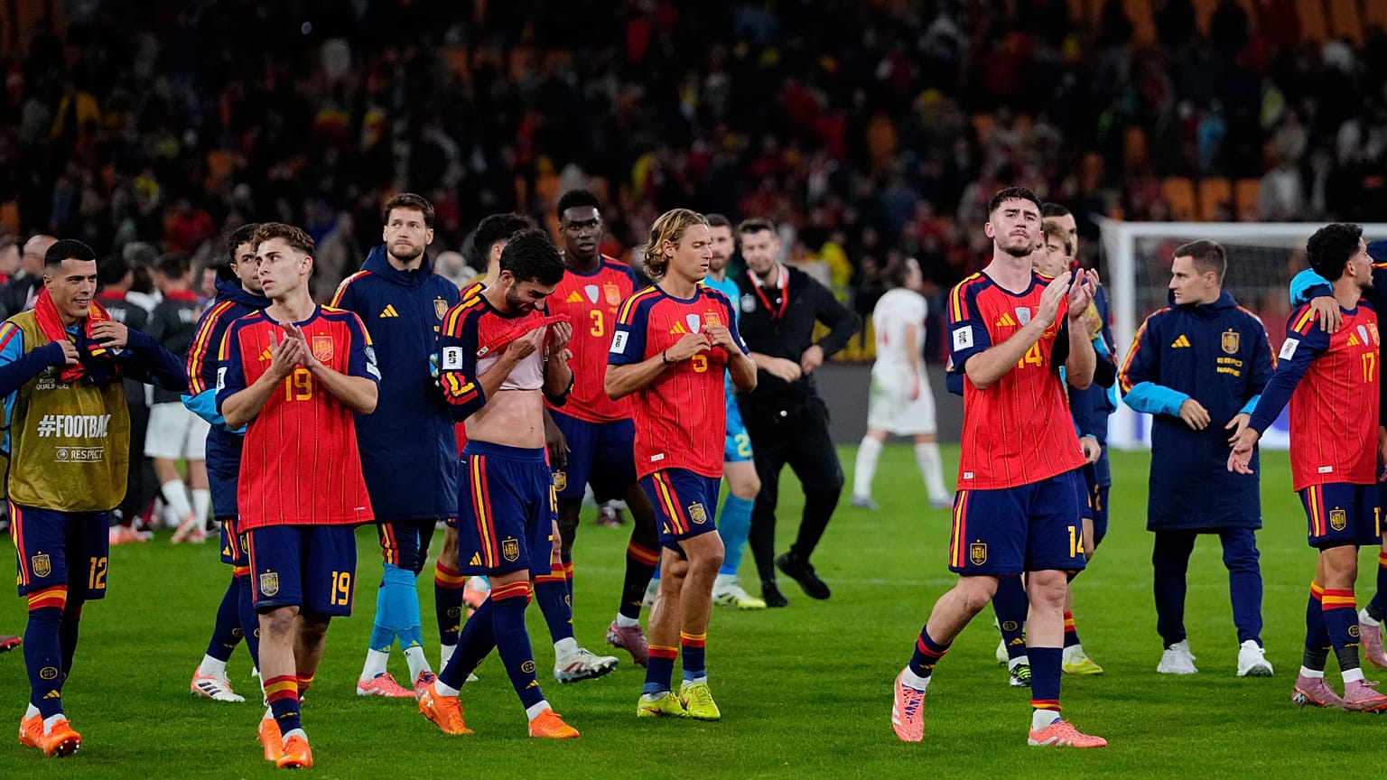 La Selección española, tras el partido contra Cabo Verde, saludando a la afición.