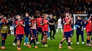 La Selección española, tras el partido contra Cabo Verde, saludando a la afición.