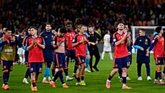 Spaniens Nationalteam grüßt nach dem Spiel gegen Kap Verde die Fans.