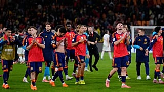 La Selección española, tras el partido contra Cabo Verde, saludando a la afición.
