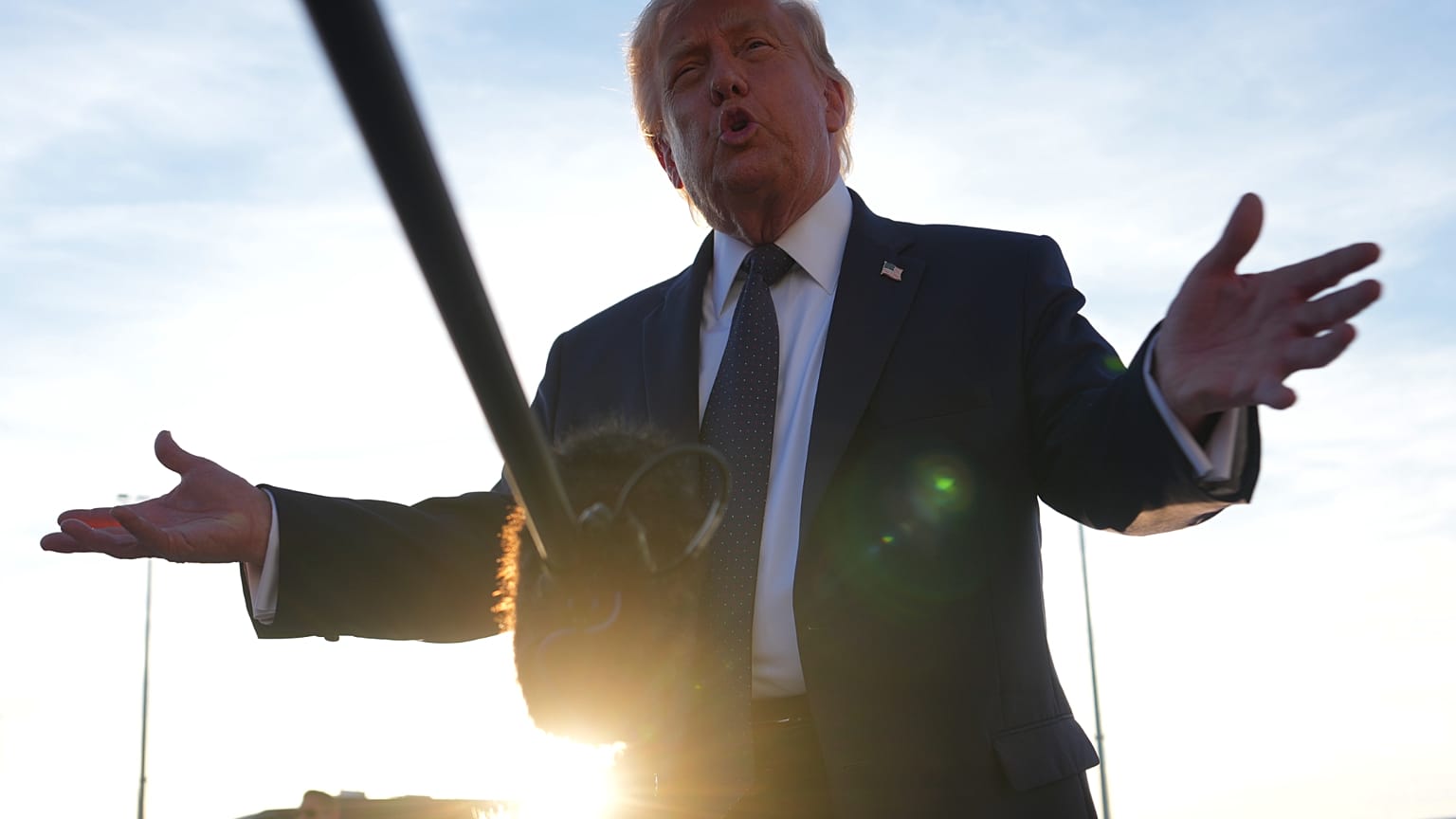 Presidente dos EUA, Donald Trump, fala aos jornalistas após sair do Air Force One no aeroporto de Paris-Orly, em 17 de junho de 2026