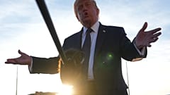 Президент США Дональд Трамп общается с журналистами после выхода из самолета Air Force One в аэропорту Париж-Орли, 17 июня 2026 года