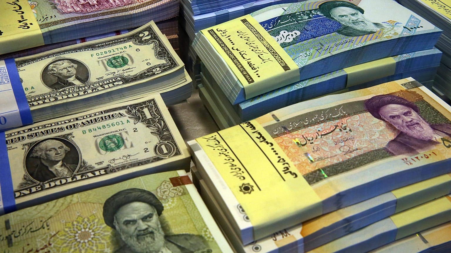 أوراق نقدية إيرانية وأميركية في محل صرافة بطهران، 4 نيسان/أبريل 2015