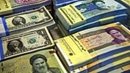 أوراق نقدية إيرانية وأميركية في محل صرافة بطهران، 4 نيسان/أبريل 2015
