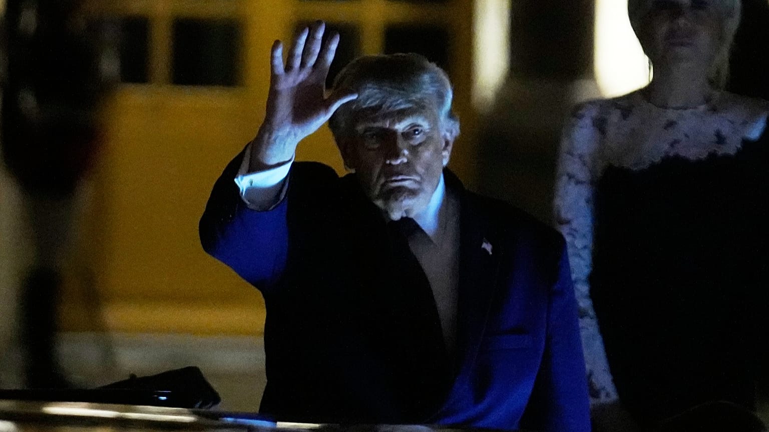 El presidente de Estados Unidos, Donald Trump, se retira tras la cena en el Palacio de Versalles, en la madrugada del jueves 18 de junio de 2026, en Versalles, Francia.