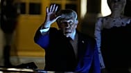 El presidente de Estados Unidos, Donald Trump, se retira tras la cena en el Palacio de Versalles, en la madrugada del jueves 18 de junio de 2026, en Versalles, Francia.