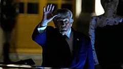 El presidente de Estados Unidos, Donald Trump, se retira tras la cena en el Palacio de Versalles, en la madrugada del jueves 18 de junio de 2026, en Versalles, Francia.