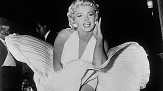 Ezen az 1954. szeptember 9-i archív fotón Marilyn Monroe a New York-i „The Seven Year Itch” című film forgatása közben pózol egy New York-i metrószellőzőrácsból áramló feláram