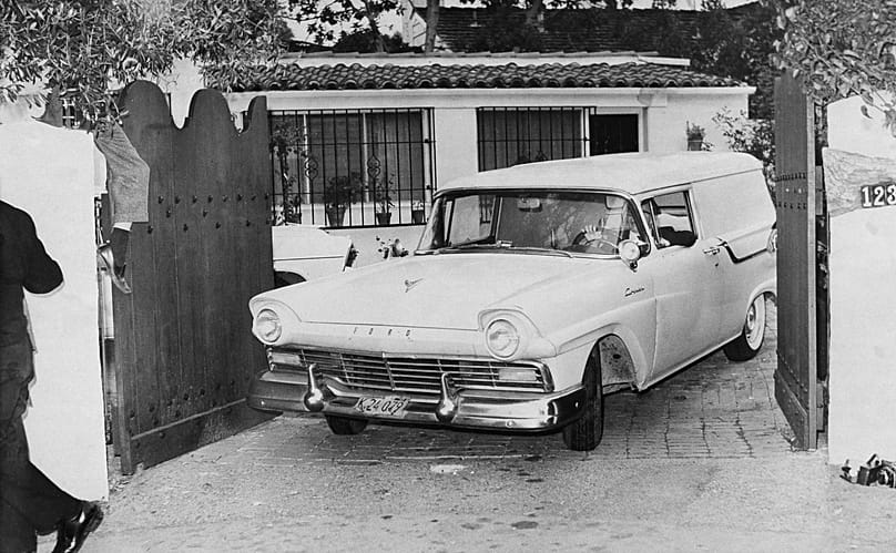 962. augusztus 5-én, miután holtan találták, egy halottaskocsi elindult Marilyn Monroe hollywoodi (Kalifornia) otthonának udvaráról a holttestével.