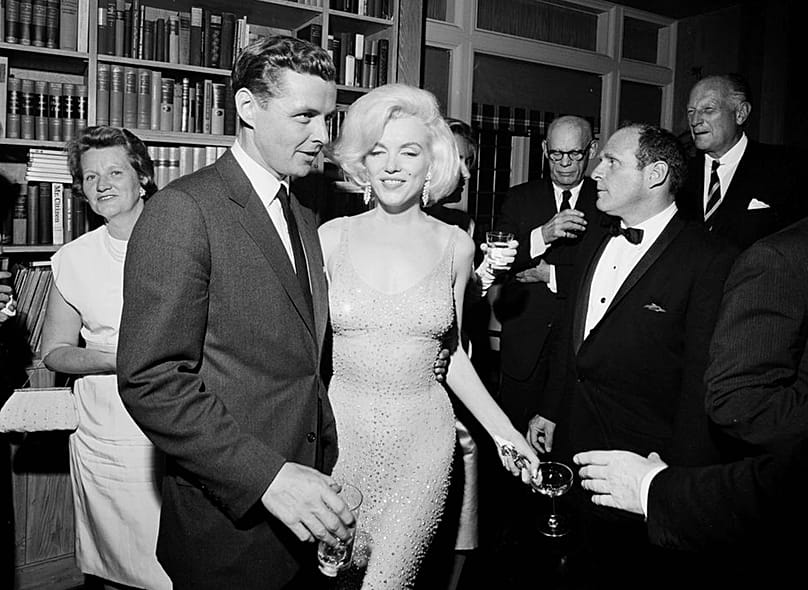 Ezen a 1962. május 19-én készült fényképen, amelyet a John F. Kennedy Elnöki Könyvtár és Múzeum bocsátott rendelkezésre, Marilyn Monroe színésznő az ikonikus ruhát viseli, ame
