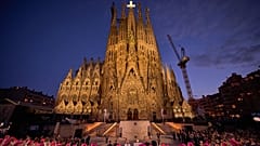Mehrere Priester versammeln sich an der Sagrada Família; León XIV segnet am 10. Juni 2026 den Zentralturm Jesu Christi.