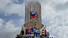 НА АРХИВНОМ ФОТО: сторонники правящей в Нигере хунты держат российский флаг в Ниамее, Нигер, 3 августа 2023 года.