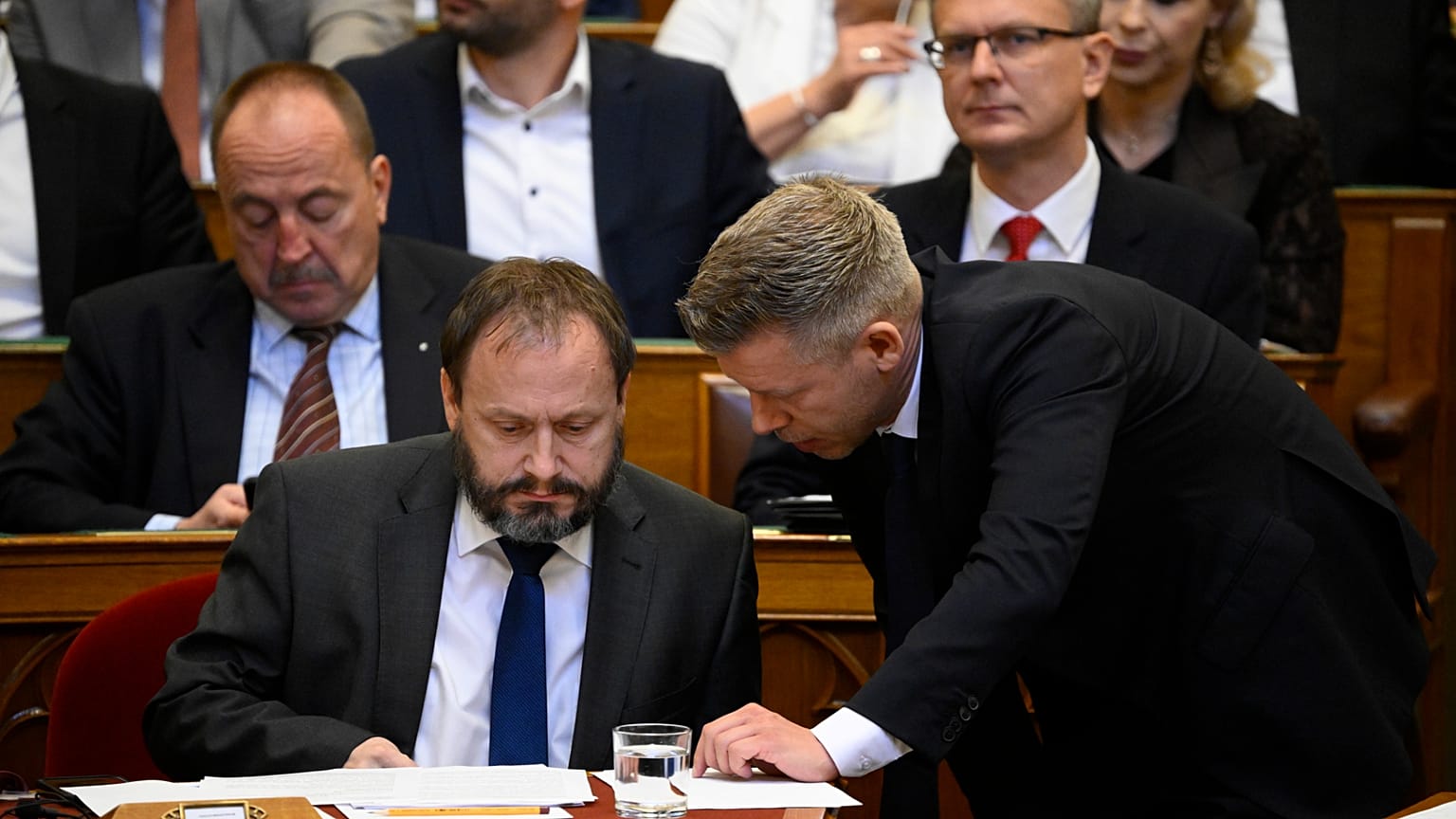 Magyar Péter miniszterelnök és Kármán András pénzügyminiszter az Országgyűlés rendkívüli ülésén 2026. június 16-án.