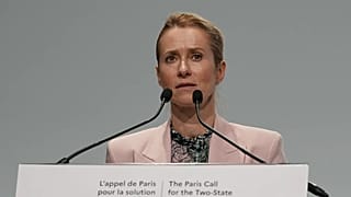 Chefe da diplomacia da UE, Kaja Kallas, discursa numa conferência com grupos da sociedade civil israelitas e palestinianos em apoio à solução de dois Estados, em Paris.