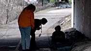 Mitglieder des Resiliency Empowerment Support Team (REST) sprechen mit einem Obdachlosen, der unter einer Brücke im kalifornischen Chico schläft.