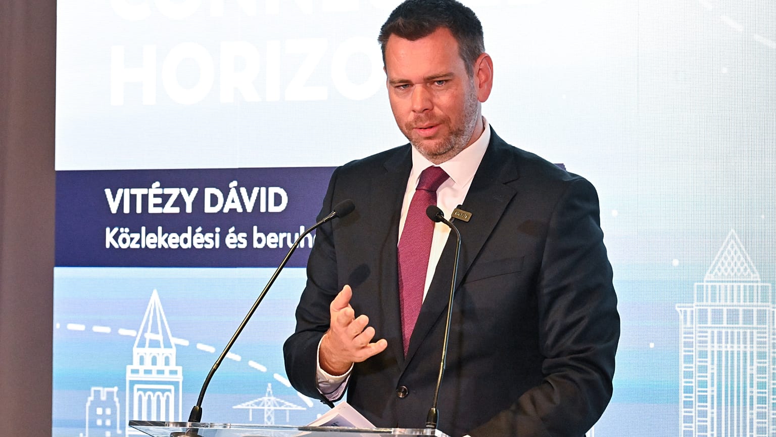 David Vitezy közlekedési és innovációs miniszter beszédet mond az American Airlines Budapest–Philadelphia járatának újraindítását ünneplő megnyitóünnepségen a budapesti Liszt 