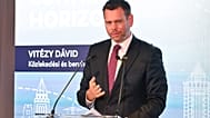 David Vitezy közlekedési és innovációs miniszter beszédet mond az American Airlines Budapest–Philadelphia járatának újraindítását ünneplő megnyitóünnepségen a budapesti Liszt 
