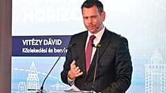 David Vitezy közlekedési és innovációs miniszter beszédet mond az American Airlines Budapest–Philadelphia járatának újraindítását ünneplő megnyitóünnepségen a budapesti Liszt 