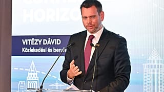 David Vitezy közlekedési és innovációs miniszter beszédet mond az American Airlines Budapest–Philadelphia járatának újraindítását ünneplő megnyitóünnepségen a budapesti Liszt 