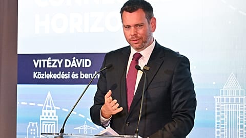 David Vitezy közlekedési és innovációs miniszter beszédet mond az American Airlines Budapest–Philadelphia járatának újraindítását ünneplő megnyitóünnepségen a budapesti Liszt 