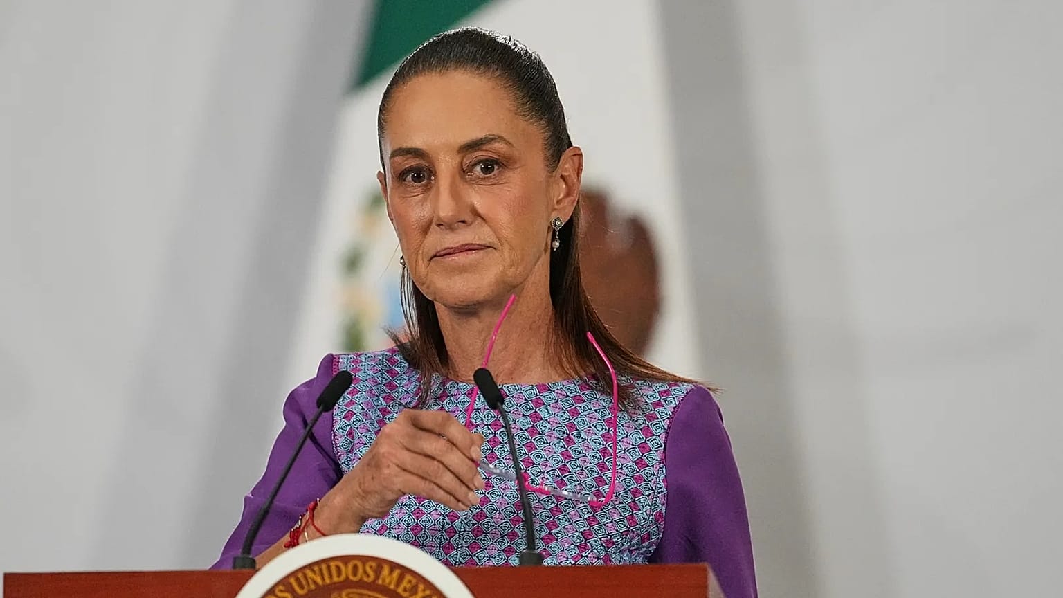 Sheinbaum se dirige a los medios durante las conocidas como 'mañaneras', unas ruedas de prensa diarias del Gobierno de Morena, en este caso del 30 de abril de 2026