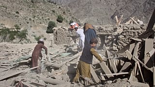 سكان يتجولون بين الأنقاض بعد ما قال مسؤولون في طالبان إنها غارات جوية نفذتها باكستان، وأسفرت عن مقتل مدنيين، بينهم أطفال، في مانا، وهي قرية في ولاية خوست الأفغانية،