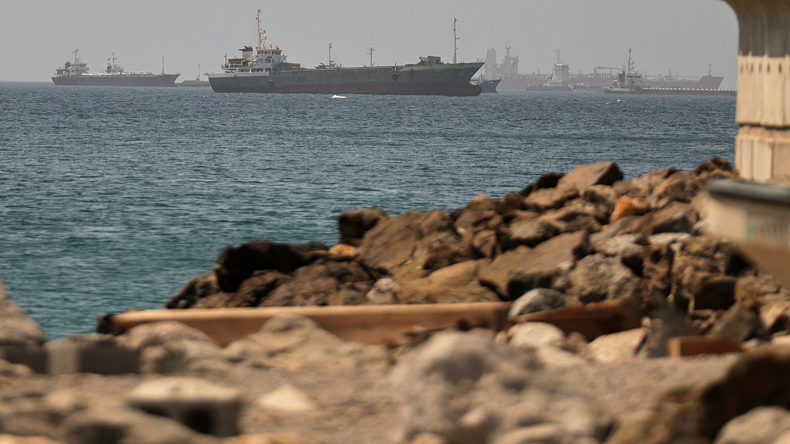 Navi e cargo commerciali ancorati nello Stretto di Hormuz difronte all'Oman (16 giugno 2026)