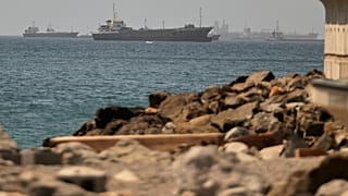 Navi e cargo commerciali ancorati nello Stretto di Hormuz difronte all'Oman (16 giugno 2026)