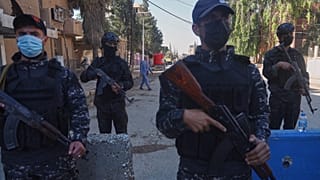 قوات الأمن تقف حارسة خارج مركز اقتراع خلال الانتخابات البرلمانية اللاحقة في الحسكة شمال شرق سوريا، الأحد 24 مايو 2026