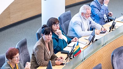 A social-democrata Orinta Leiputė (terceira a contar da esquerda) é uma das impulsionadoras do envio de médicos recém-formados para zonas rurais.