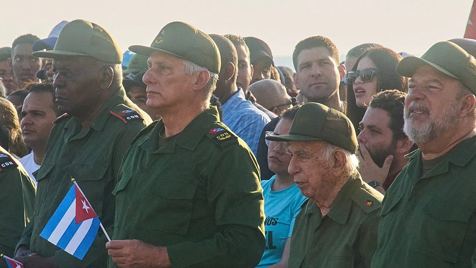 Díaz-Canel, segundo por la izquierda, y Raúl Guillermo Rodríguez Castro, nieto de Raúl Castro, participan en una manifestación reciente en apoyo del expresidente en La Habana
