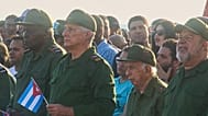 Díaz-Canel, segundo por la izquierda, y Raúl Guillermo Rodríguez Castro, nieto de Raúl Castro, participan en una manifestación reciente en apoyo del expresidente en La Habana