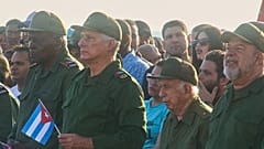Díaz-Canel, segundo por la izquierda, y Raúl Guillermo Rodríguez Castro, nieto de Raúl Castro, participan en una manifestación reciente en apoyo del expresidente en La Habana
