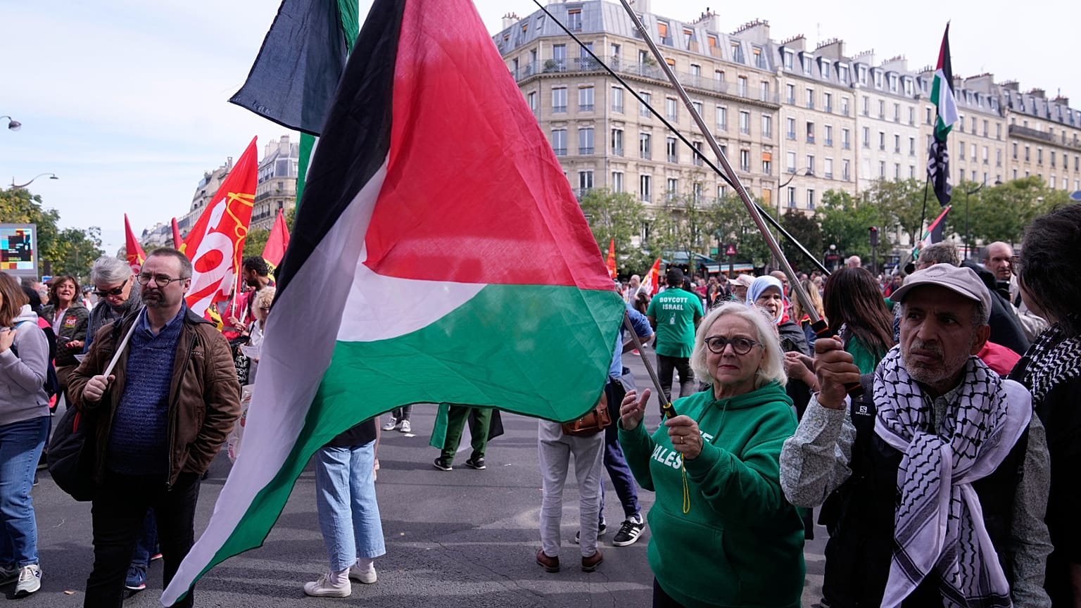 امرأة تحمل العلم الفلسطيني خلال مظاهرة يوم الخميس 2 أكتوبر/تشرين الأول 2025 في باريس. (صورة من وكالة أسوشييتد برس/ميشيل أويلر)