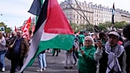 امرأة تحمل العلم الفلسطيني خلال مظاهرة يوم الخميس 2 أكتوبر/تشرين الأول 2025 في باريس. (صورة من وكالة أسوشييتد برس/ميشيل أويلر)