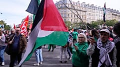 امرأة تحمل العلم الفلسطيني خلال مظاهرة يوم الخميس 2 أكتوبر/تشرين الأول 2025 في باريس. (صورة من وكالة أسوشييتد برس/ميشيل أويلر)
