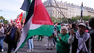 امرأة تحمل العلم الفلسطيني خلال مظاهرة يوم الخميس 2 أكتوبر/تشرين الأول 2025 في باريس. (صورة من وكالة أسوشييتد برس/ميشيل أويلر)