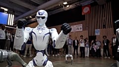 Гуманоидный робот с ИИ Unitree R1 демонстрирует боксерские движения на стенде Unitree на технологической выставке VivaTech.