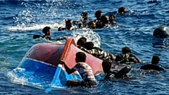 Migranti siriani e libici su una barca di legno chiedono aiuto nel Mar Mediterraneo, 11 agosto 2022