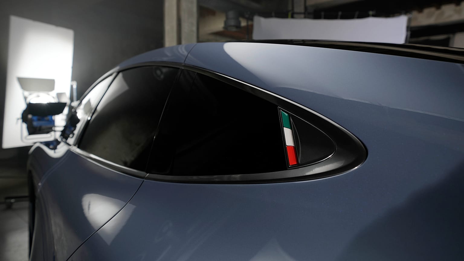 Veicolo elettrico Aehra durante un servizio fotografico a Milano