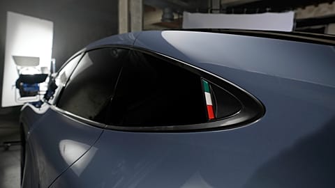 Vehículo eléctrico Aehra durante una sesión fotográfica en Milán