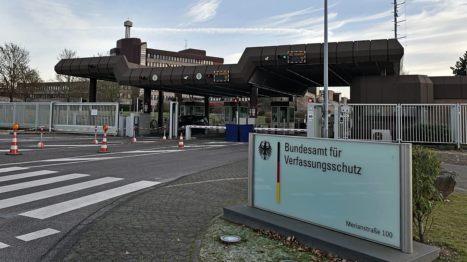 Almanya İçişleri Bakanlığı İstihbarat Servisi'nin Köln'deki genel merkezinin girişi, 30 Kasım 2016.
