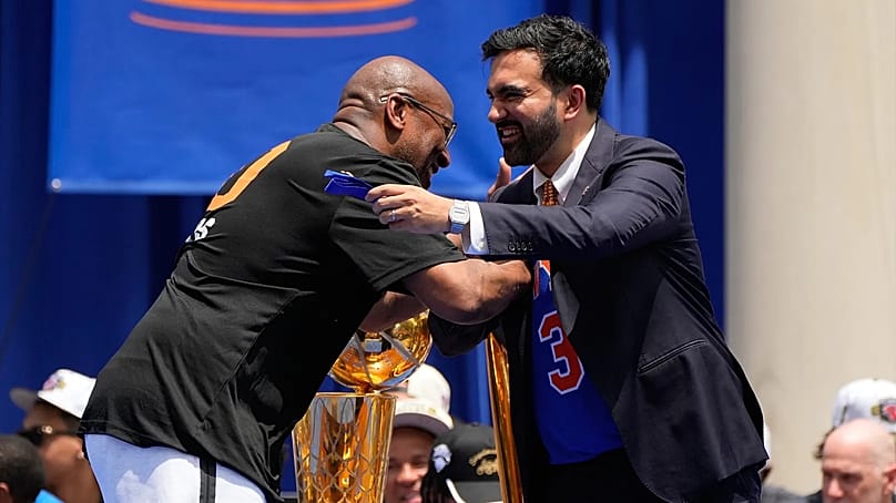 Headcoach der New York Knicks Mike Brown umarmt Bürgermeister Zohran Mamdani während der NBA-Meisterparade in New York, 18. Juni 2026