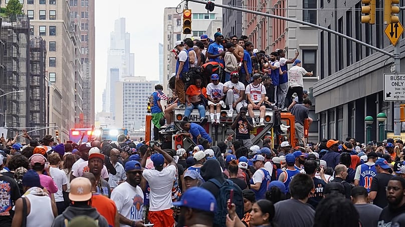 Fans feiern während der Meisterparade der New York Knicks in New York, 18. Juni 2026