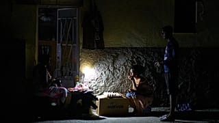 Street vendors chat during a blackout in Havana, 16 March, 2026