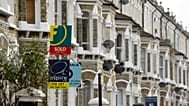 Maklerschilder sind im Süden Londons zu sehen, Dienstag, 17. Februar 2009.