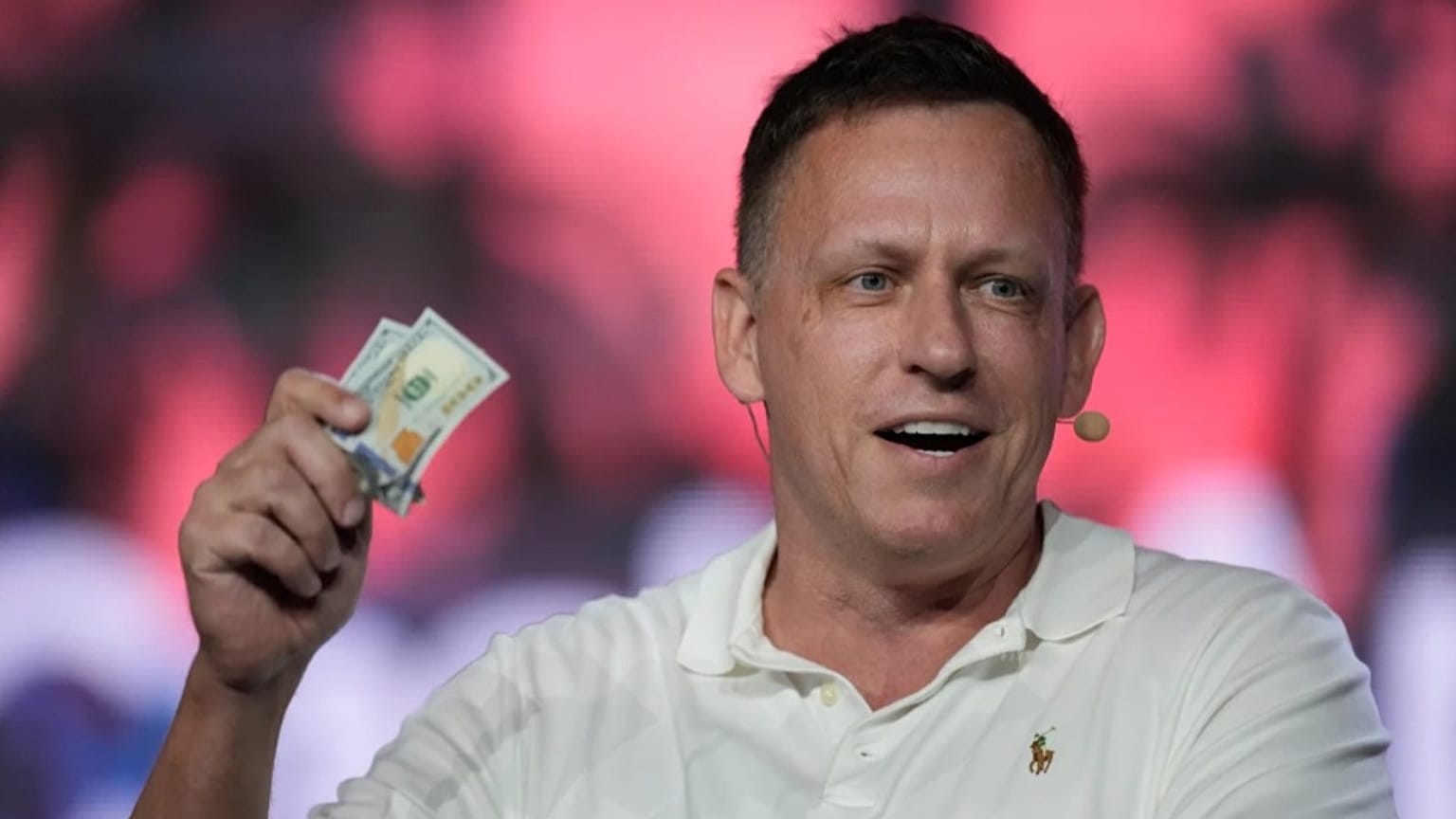 PayPal ve Palantir'in kurucu ortağı Peter Thiel, 7 Nisan 2022'de Miami Beach, Florida'da düzenlenen Bitcoin Konferansı'ndaki açılış konuşmasında.